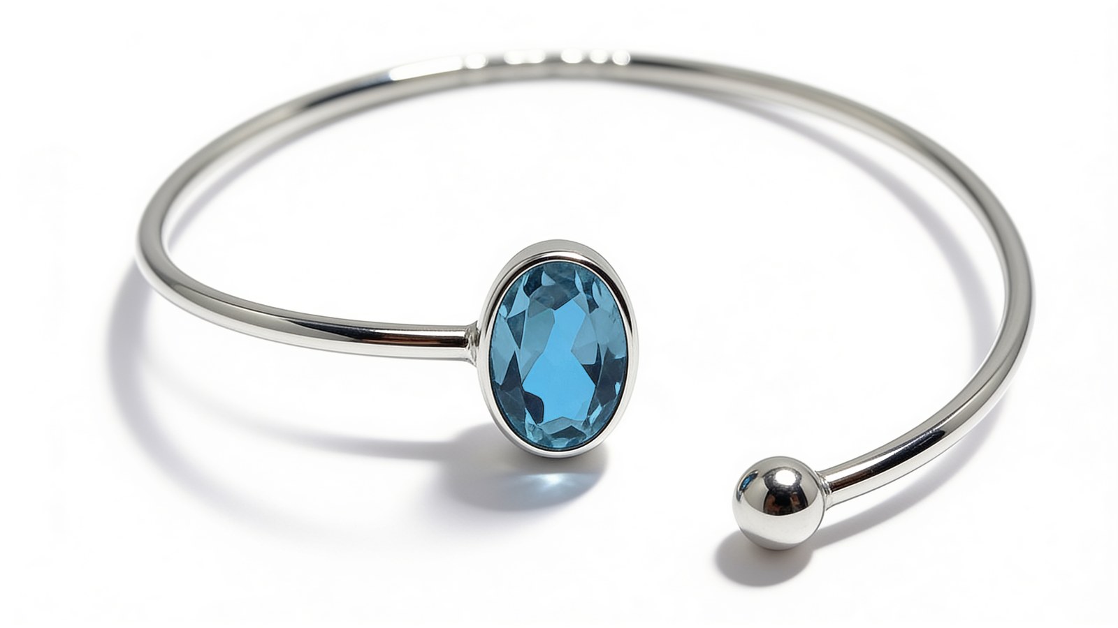 Bracelete aberto em prata 950 com topázio azul oval em cravação bezel e esfera polida na ponta — vista principal