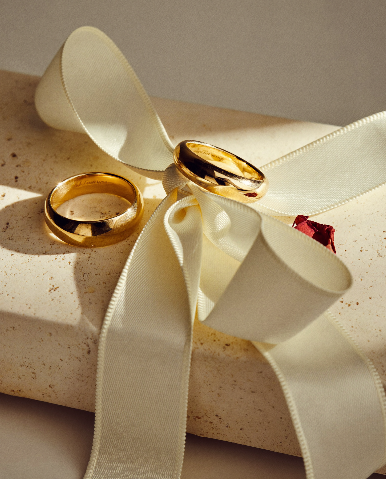 Still-life das alianças JLópez sobre fita de seda marfim · ouro 18k · estilo Tiffany