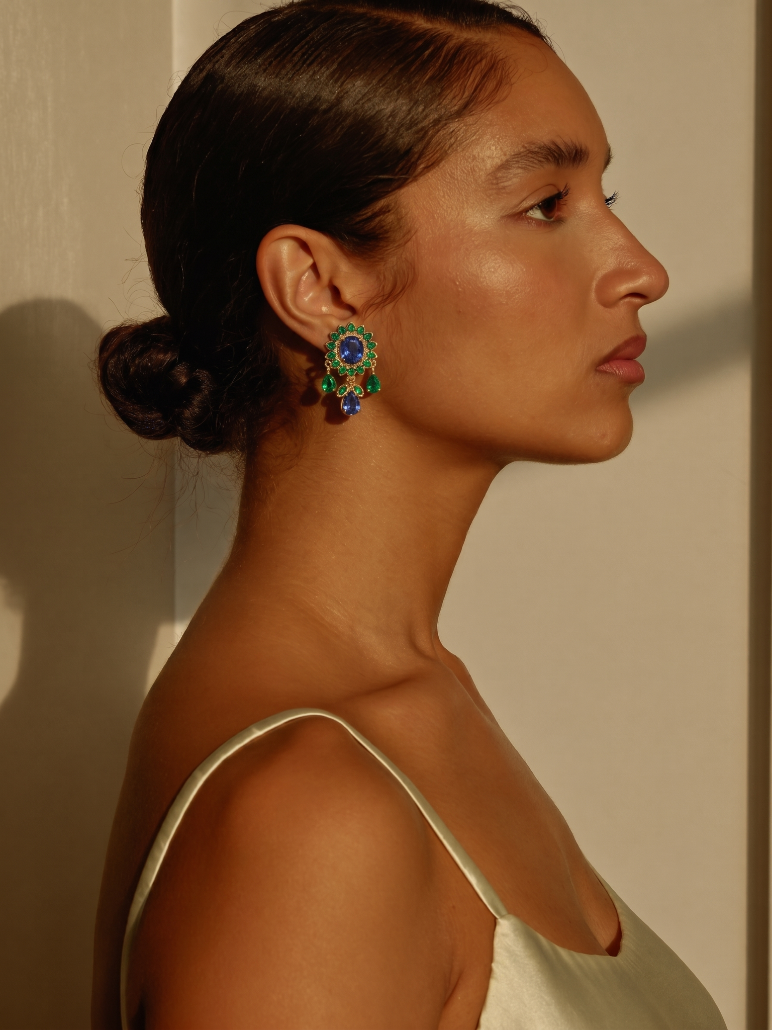 Modelo com brinco chandelier de safira e diamantes · estilo editorial Vogue Italia