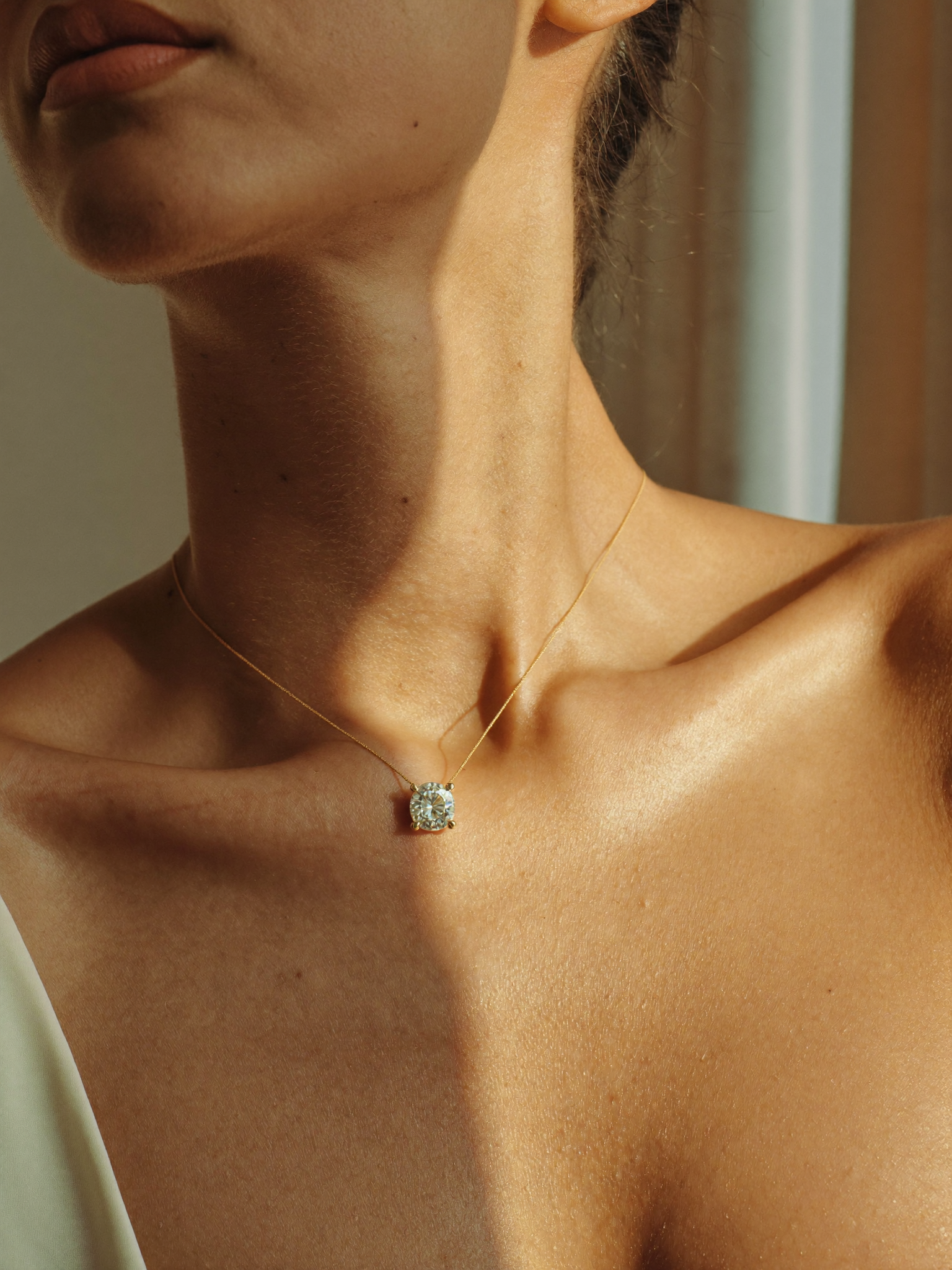 Décolleté com pendant solitário diamante em ouro 18k · estilo Cartier Trinity