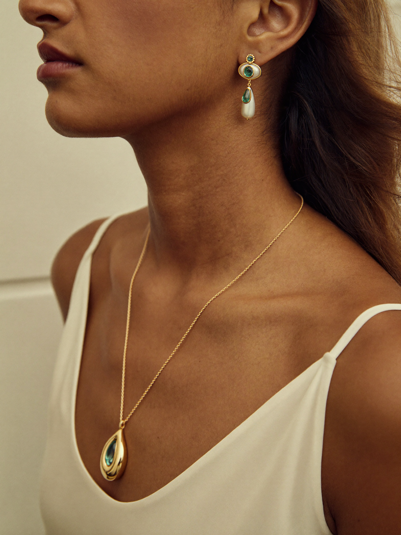 Modelo com brincos e colar coordenados de topázio imperial · ouro 18k JLópez