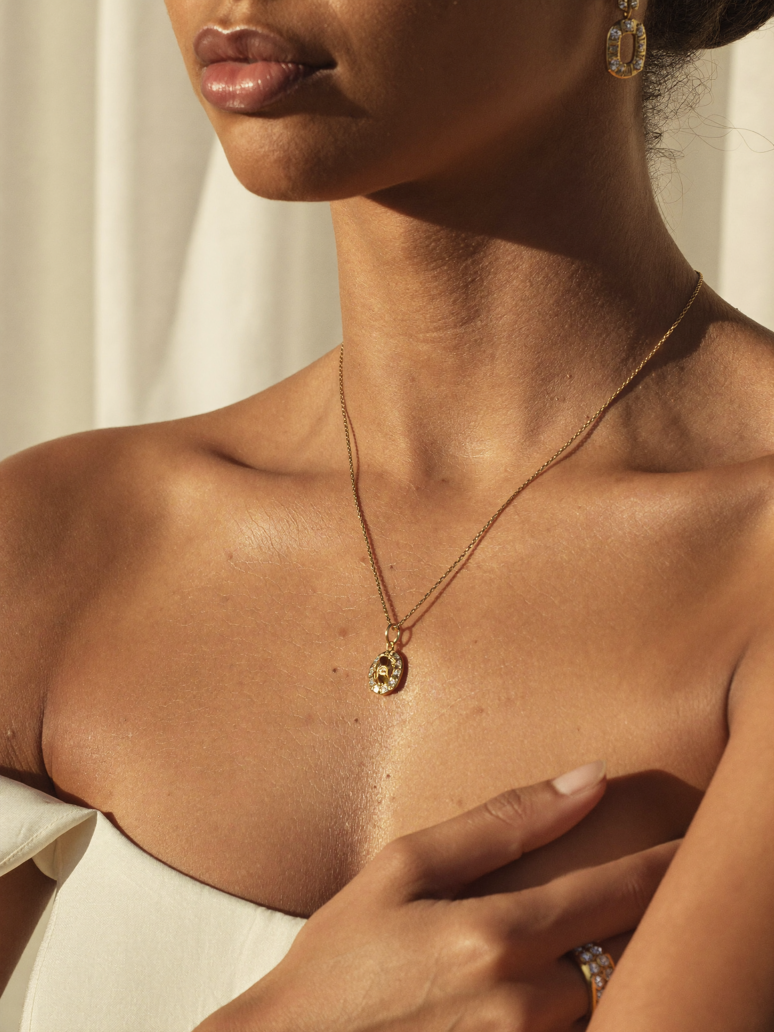 Noiva com conjunto bridal de diamantes em ouro 18k JLópez · luz dourada cinematográfica
