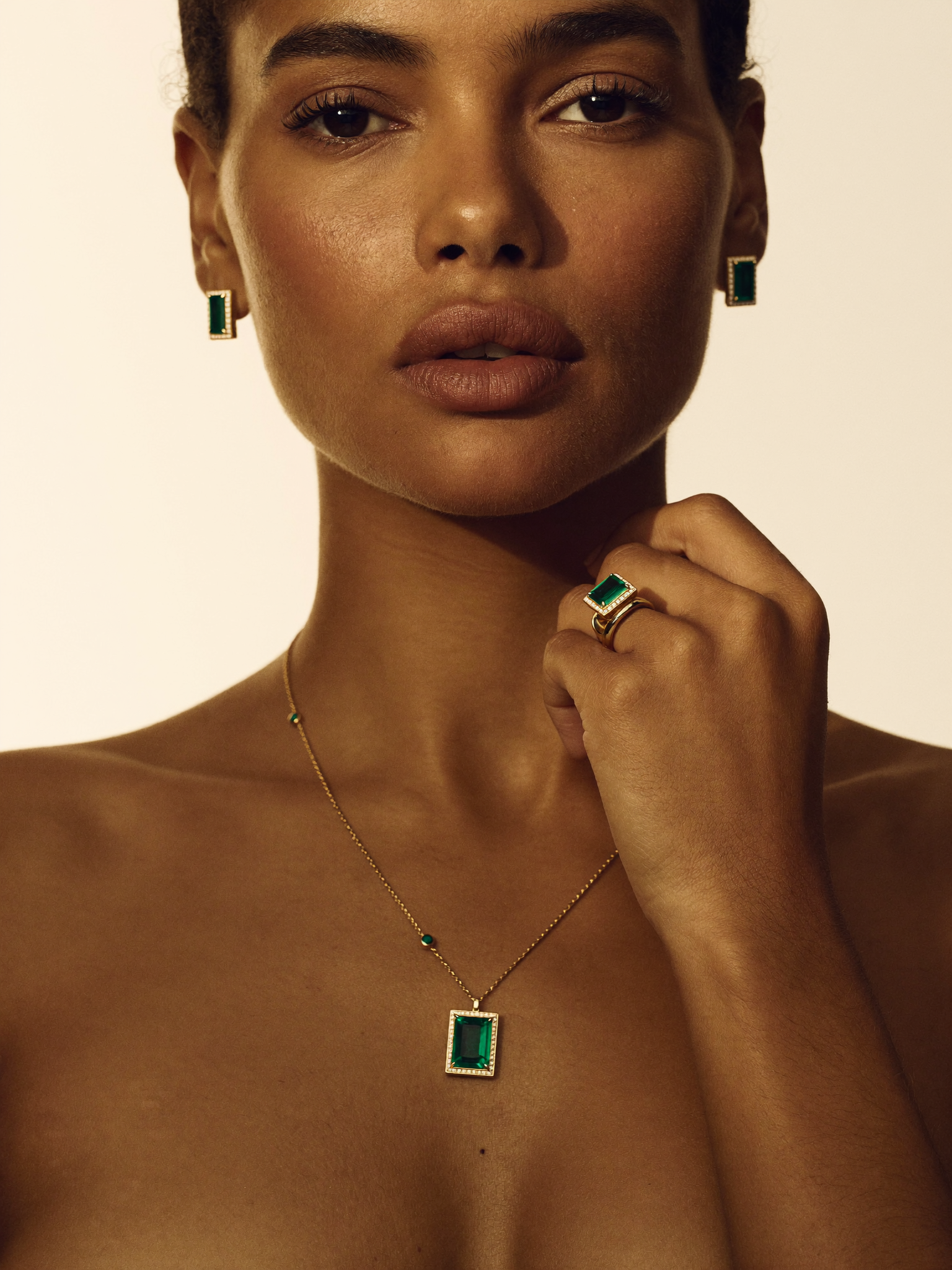 Conjunto coordenado de esmeraldas JLópez · anel, pingente e brincos em ouro 18k