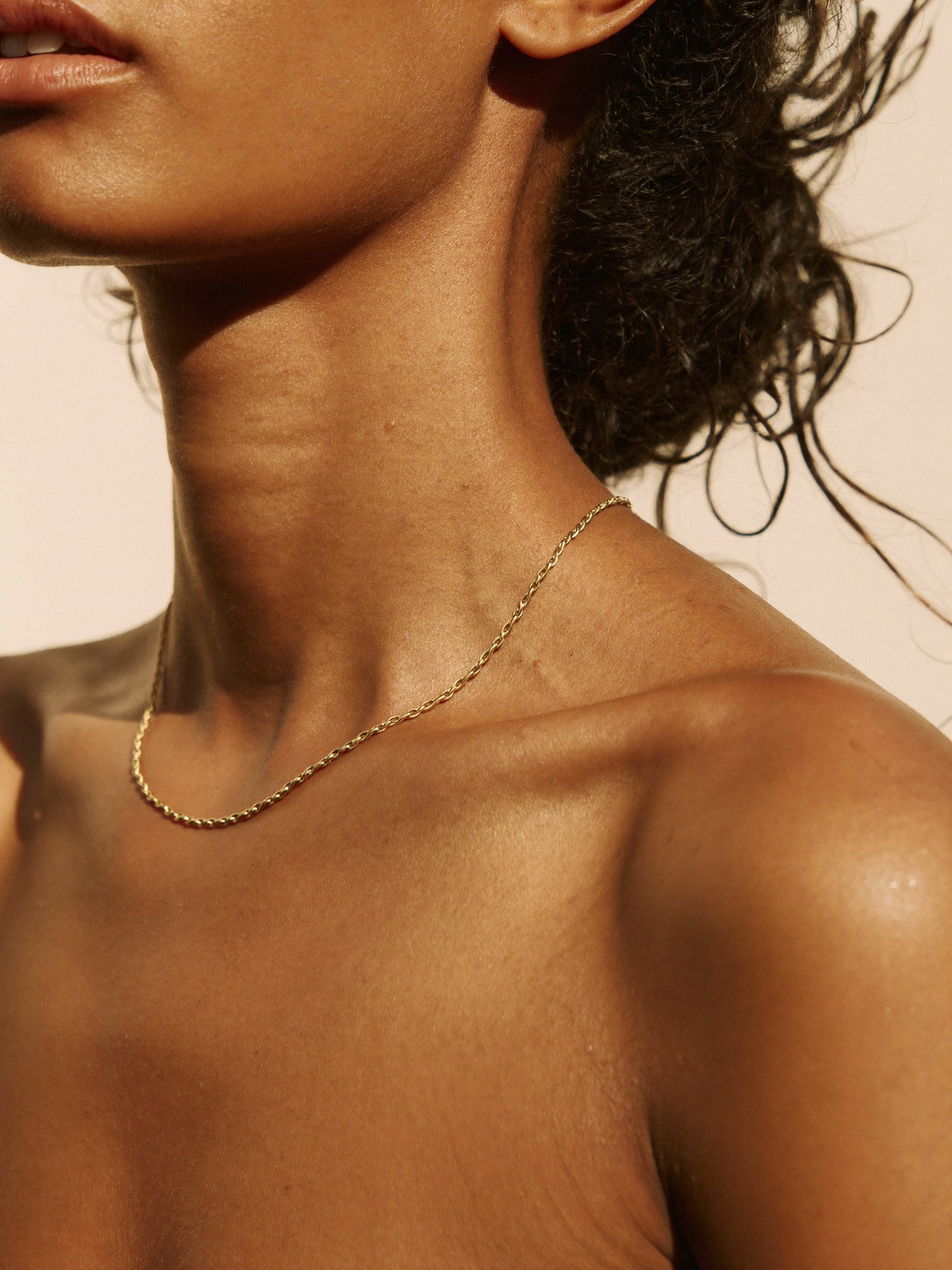Corrente cubana grossa em ouro 18k sobre o colo · perfil editorial Tiffany & Co.
