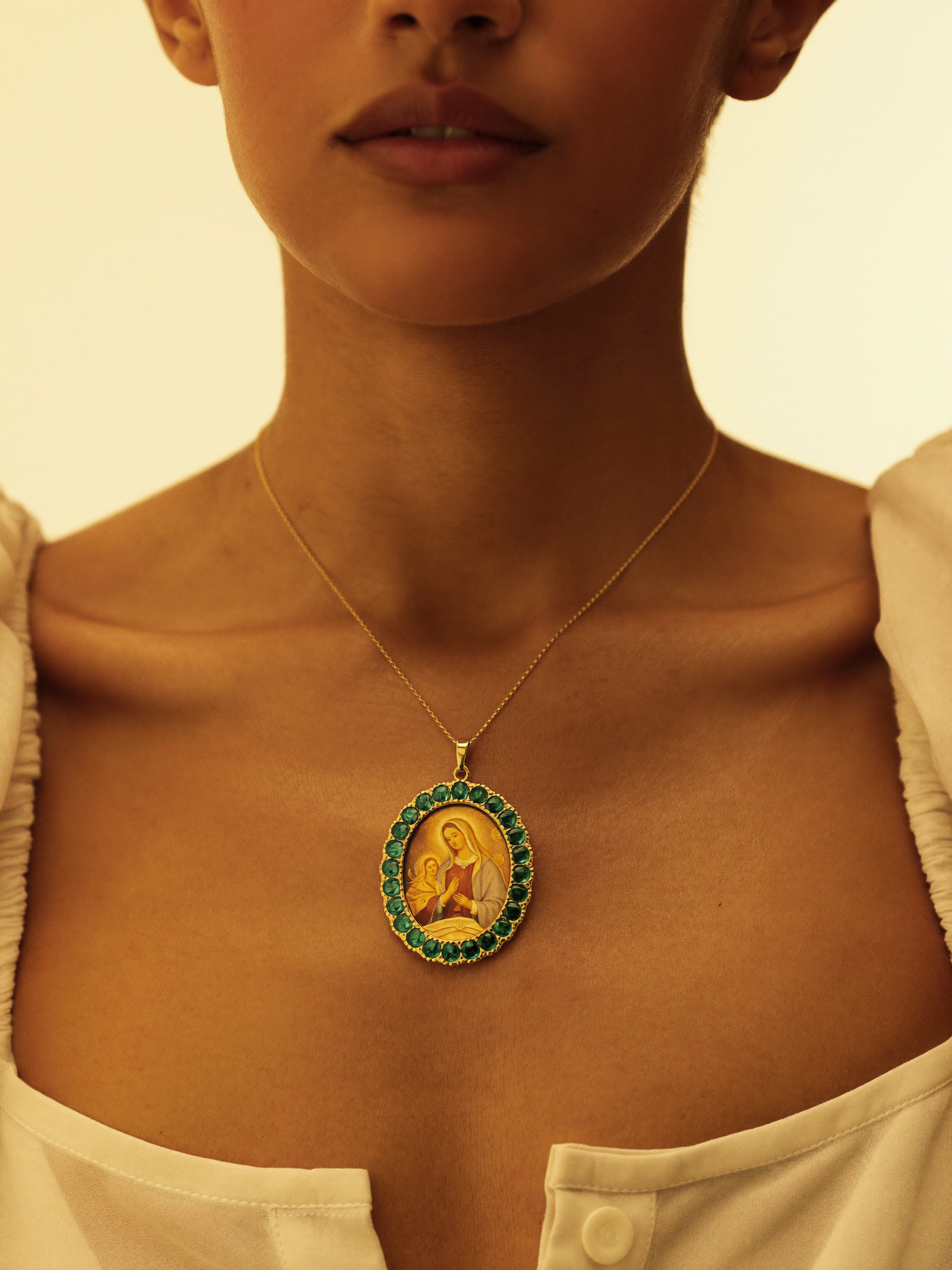 Medalha Nossa Senhora das Graças com halo de esmeraldas naturais JLópez