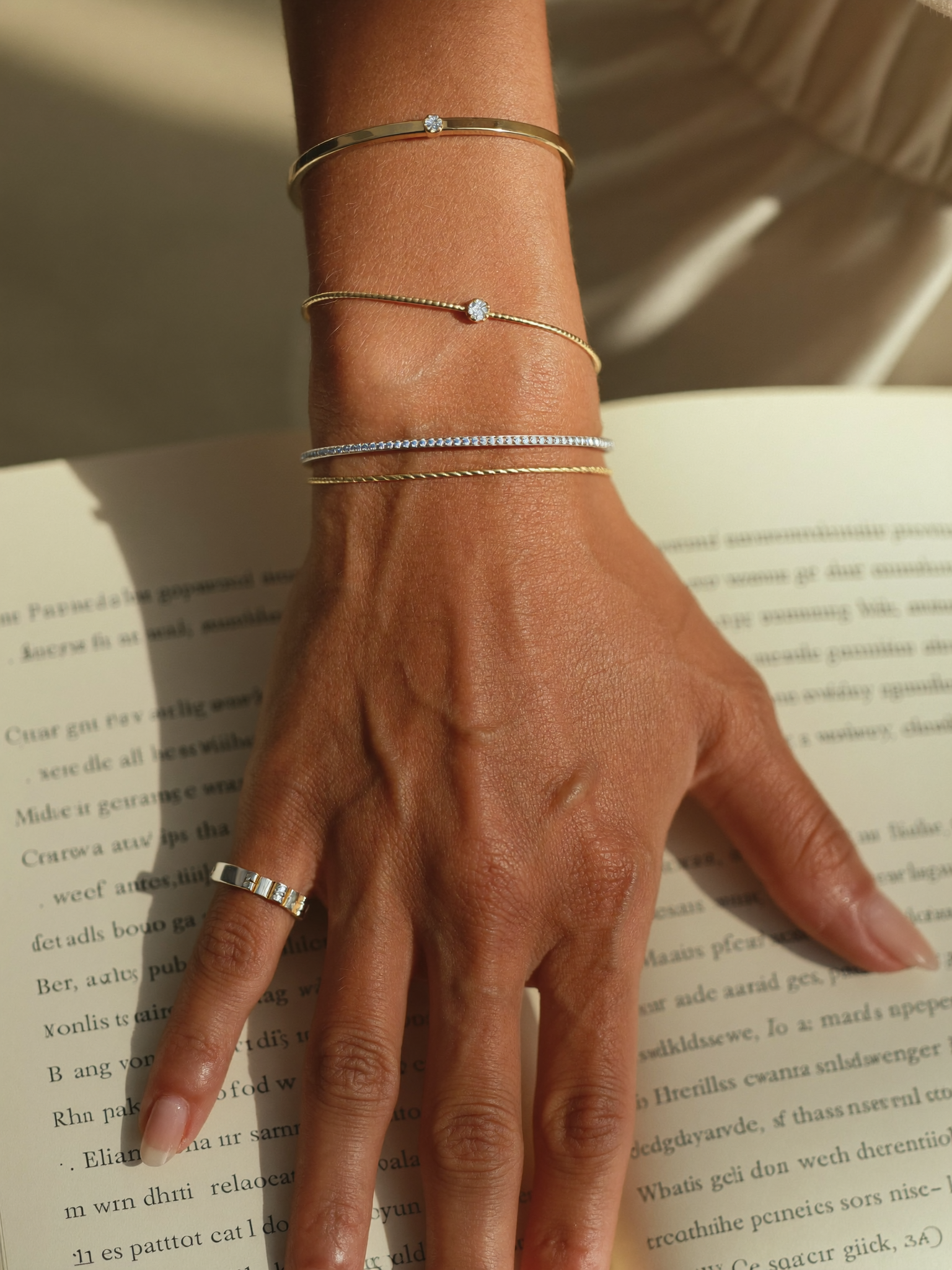 Pulso com trio de pulseiras de ouro 18k JLópez · cordão, bangle e tennis com diamantes