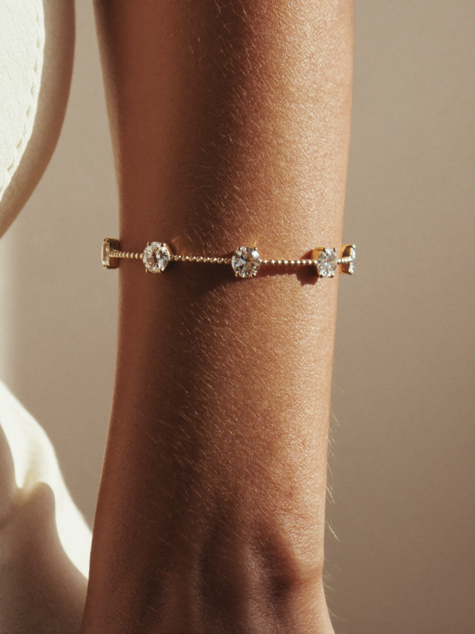 Pulseira tennis de diamantes em ouro 18k JLópez · macro detail em pulso feminino